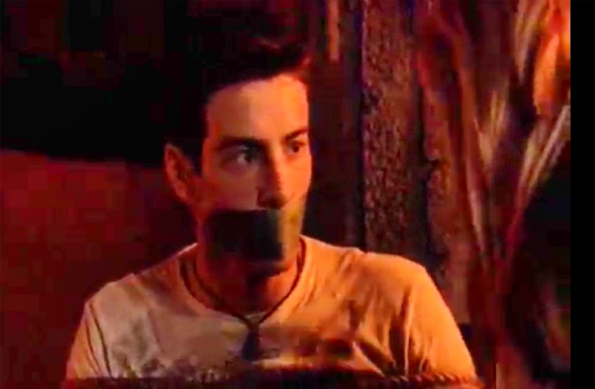 Max05513's tweet photo. Ben Ziff พระเอกหนุ่มหล่อถูกแก็งค์แม่มดจับไปเป็นตัวประกันในหนัง”The Initiation of Sarah “ เขาถูกจับมัดเก้าอี้เทปกาวปิดปากแถมยังโดนพลางตัวด้วยเวทมนตร์ เพื่อไม่ให้นางเอกมาช่วยได้ เมื่อก่อนเวลามีอารมณ์ดูคลิปหน้าหล่อเจอปิดปากของหนุ่มคนนี้ช่วยได้😄#BenZiff #Tapegaggedman #Guygagged https://t.co/0D5jWffCSC