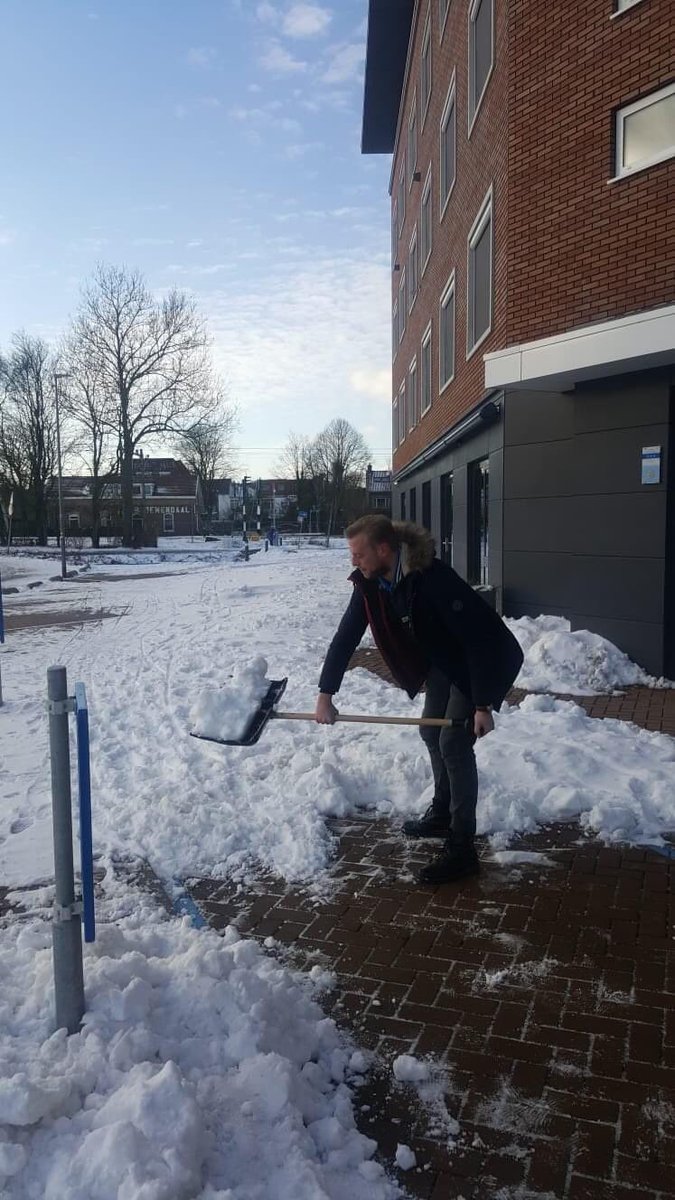 Straatje schoonvegen ❄️✅
#Hotel #Haarlem #entreesneeuwvrij #allesvoordegasten #accor #ibisstyles #visithaarlem #wezijnbereikbaar #sneeuwpret #winterwonderland #blijdatikglij