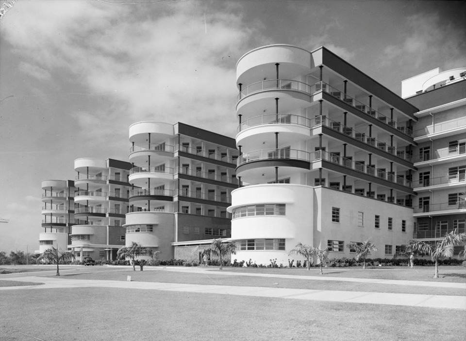 Caracascuentame's tweet photo. Caracas, años 50. Estupenda imagen del Hospital Universitario. Un centro asistencial de lujo. Donde se formaban los mejores médicos de América Latina y Europa. Y donde se atendía a todo aquel que lo requería sin importar nacionalidad o raza y de manera gratuita https://t.co/HvL1hWnclA