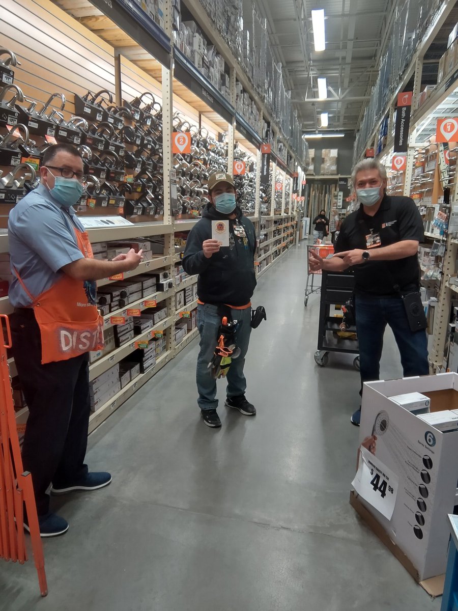 Shout out to MET associate Javier Rangel, earned his 7 year badge with the company. Way to go JR!! #8523 <a href="/Yolanda_8523/">Yolanda ASDS 8523</a> <a href="/raulmor78730856/">raul morales</a> @Fuerstenberg15 <a href="/2921073c19df4b9/">Rene Marquez</a>