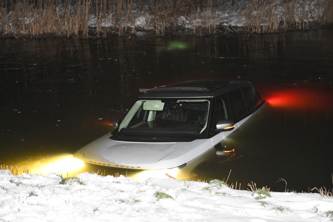 Nu online: Auto belandt in het water na aanrijding #Bostonsingel #DenHaag. ..