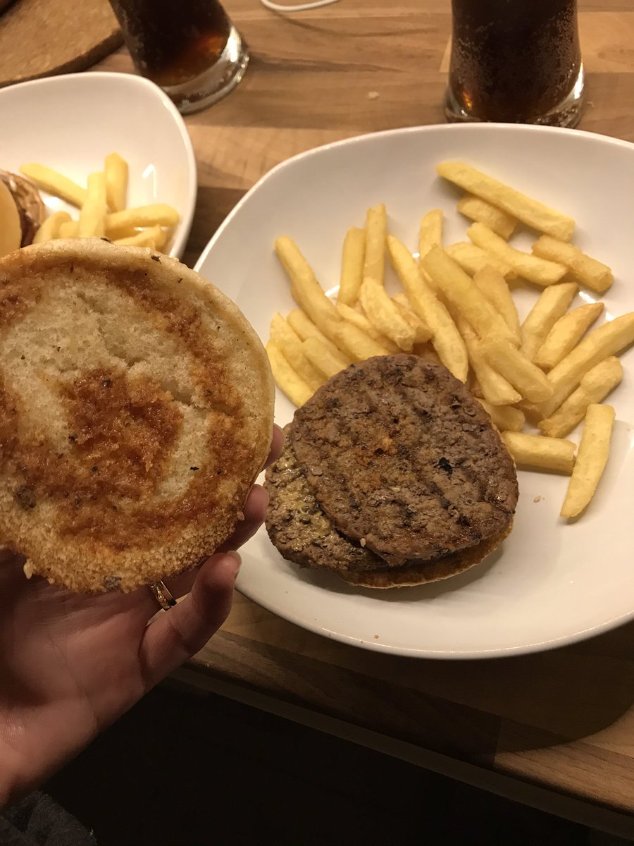 Lk8l's tweet photo. @BurgerKingUK erm to say I am disappointed in this burger is an understatement! I thought Burger King burgers were supposed to be large?! What happened! Not worth the calories or the price! 😩 https://t.co/jTT6LzTAmv