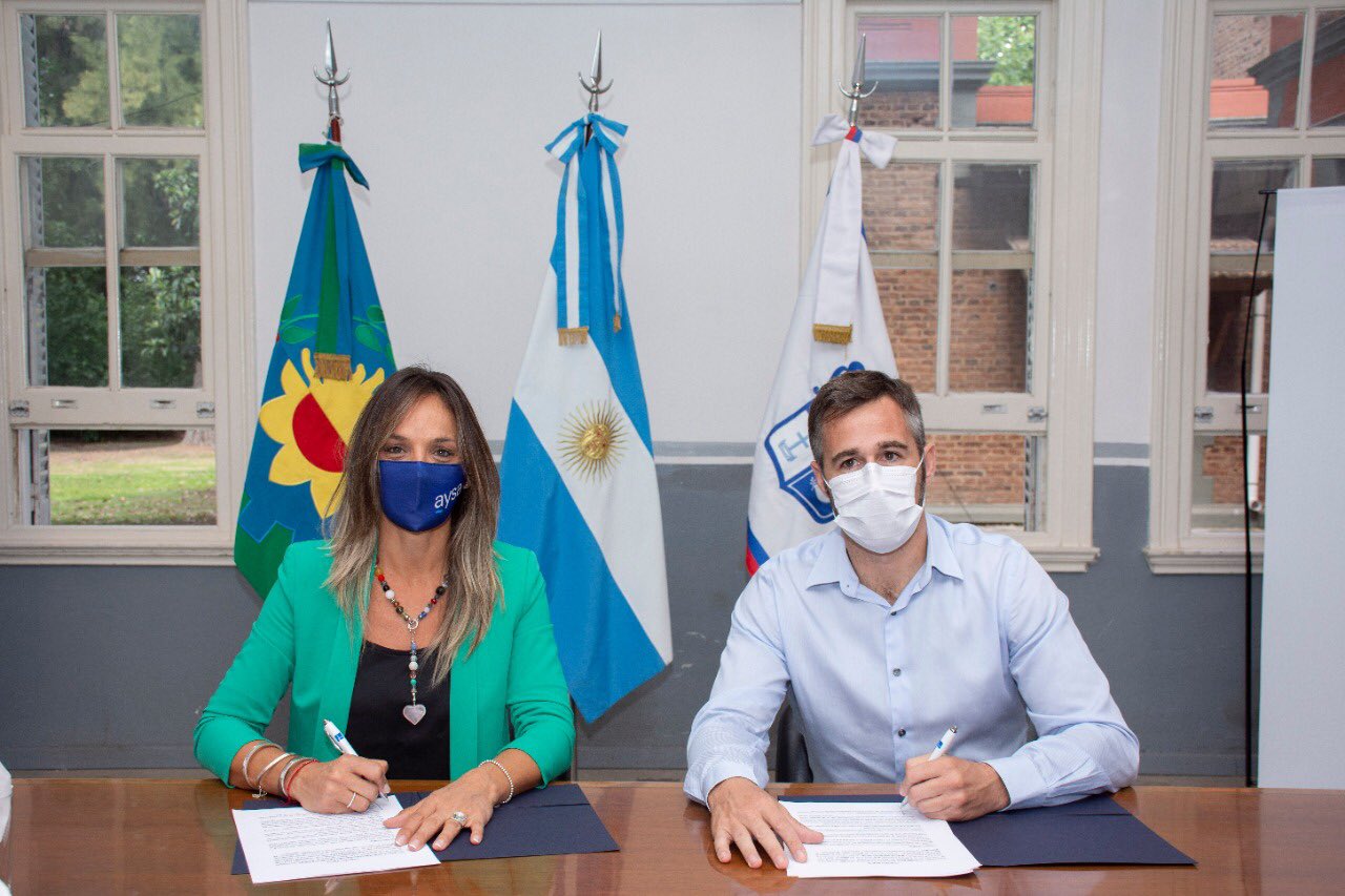 Malena Galmarini y Achaval firmaron un convenio para continuar obras de agua y cloacas en Pilar