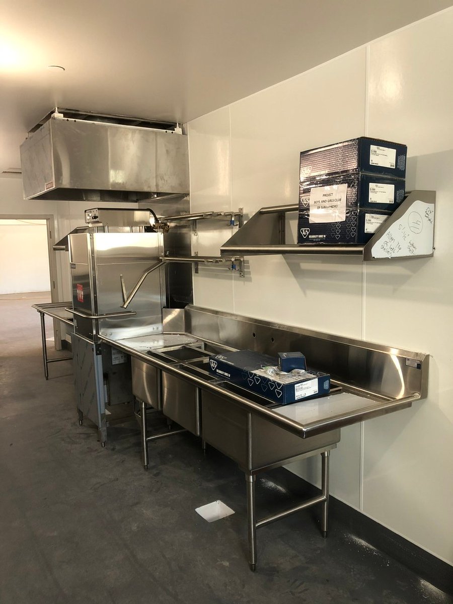 #FlashBackFriday Glad we could install this new kitchen for the Boys & Girls Club in #SanLeandroCA 
@MyersRestaurant 
#AFI #AFIKitchens #AFIinstallations #KitchenInstall #FoodServiceInstallations #CommercialKitchenEquipment #StainlessSteel #CustomKitchen #CustomFab  #KitchenHood