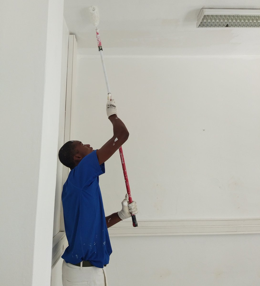 rsma_guadeloupe's tweet photo. [#formationn #RSMA]
Les jeunes de la formation peintre en bâtiment/plaquiste, ont commencé leur premier chantier en extérieur du RSMA. Pas des moindres, puisqu’ il s’agit d’un chantier au profit de la section de recherche de Gendarmerie de Pointe à Pitre. 👮🏾‍♂️  
Bon courage à eux ! https://t.co/gIfSC6Y0V6