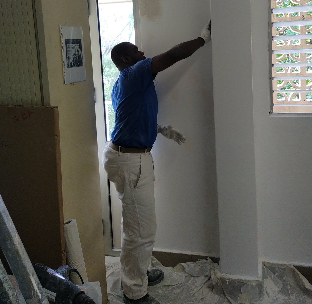 rsma_guadeloupe's tweet photo. [#formationn #RSMA]
Les jeunes de la formation peintre en bâtiment/plaquiste, ont commencé leur premier chantier en extérieur du RSMA. Pas des moindres, puisqu’ il s’agit d’un chantier au profit de la section de recherche de Gendarmerie de Pointe à Pitre. 👮🏾‍♂️  
Bon courage à eux ! https://t.co/gIfSC6Y0V6
