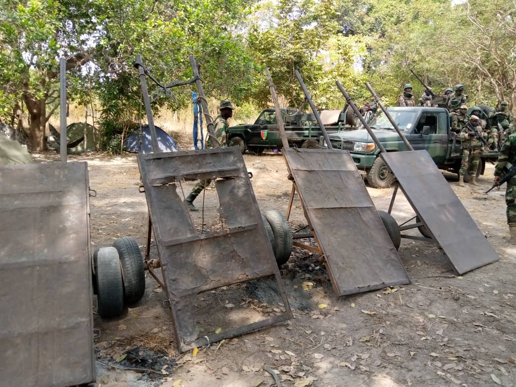 amagorniang's tweet photo. #Sénégal Reprise par l'armée des bases rebelles du front Sud (Bamou Bilass, Sikoune, Boussoloum et Badiong) [IMAGES] Des matériels abandonnés par les combattants de la base de Badiong et des champs de Chanvre indien. Correspondant @iradio_sn Zinguinchor. Assane BA
#Kebetu #Emedia https://t.co/wWweJmIytJ