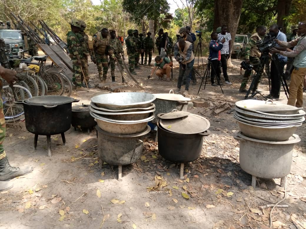 amagorniang's tweet photo. #Sénégal Reprise par l'armée des bases rebelles du front Sud (Bamou Bilass, Sikoune, Boussoloum et Badiong) [IMAGES] Des matériels abandonnés par les combattants de la base de Badiong et des champs de Chanvre indien. Correspondant @iradio_sn Zinguinchor. Assane BA
#Kebetu #Emedia https://t.co/wWweJmIytJ
