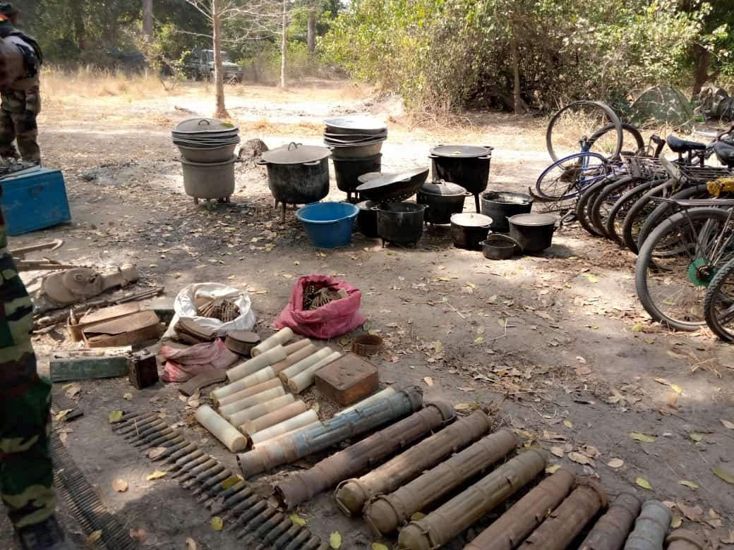 amagorniang's tweet photo. #Sénégal Reprise par l'armée des bases rebelles du front Sud (Bamou Bilass, Sikoune, Boussoloum et Badiong) [IMAGES] Des matériels abandonnés par les combattants de la base de Badiong et des champs de Chanvre indien. Correspondant @iradio_sn Zinguinchor. Assane BA
#Kebetu #Emedia https://t.co/wWweJmIytJ