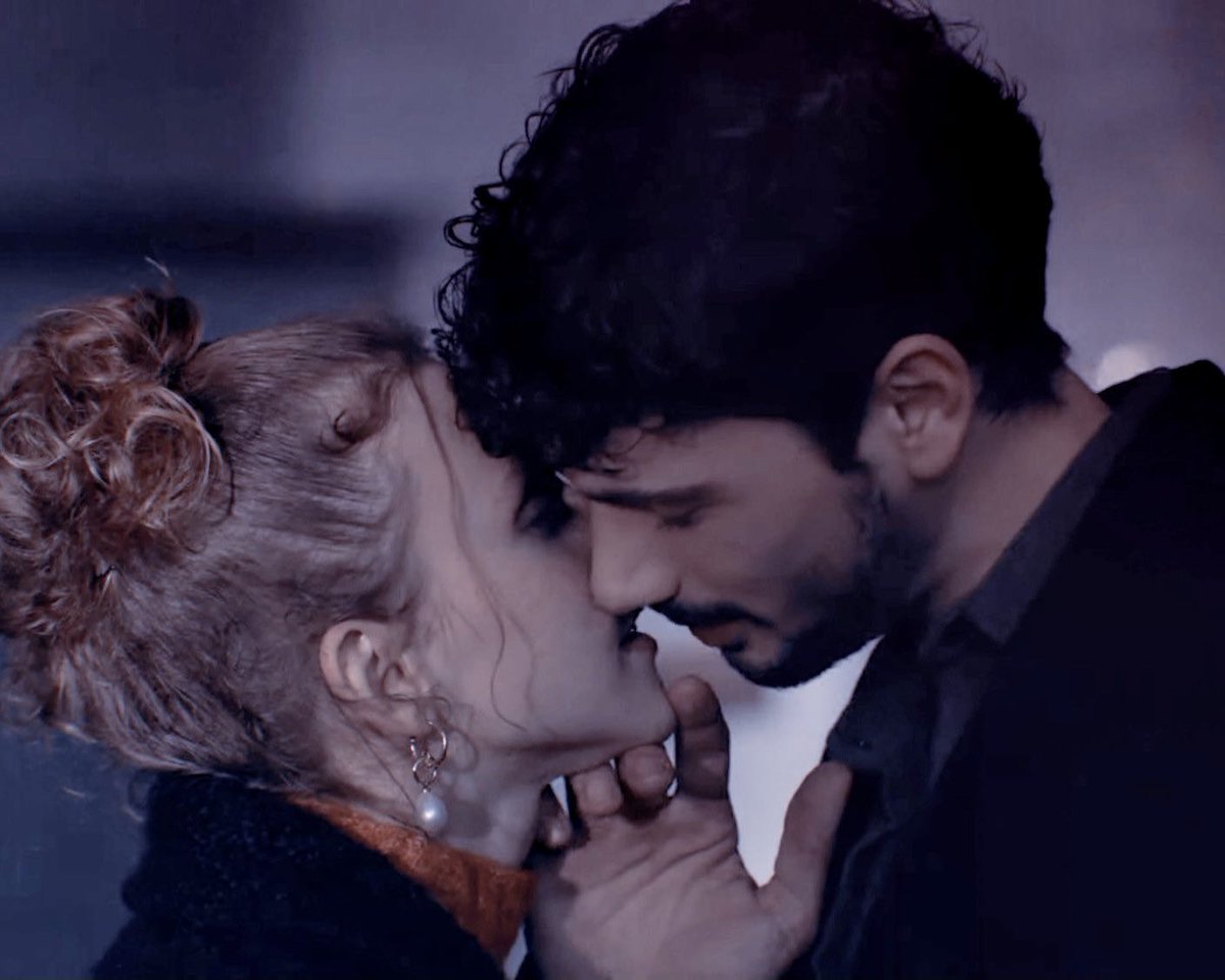 Ilaria____C's tweet photo. Io con te ho imparato a dire
“Ti voglio bene”
E a saltare senza contare
E che conta quel che rimane
#Promettimi x #DicBar
#MenajerimiAra
❤️ https://t.co/RuDfKJQsUw