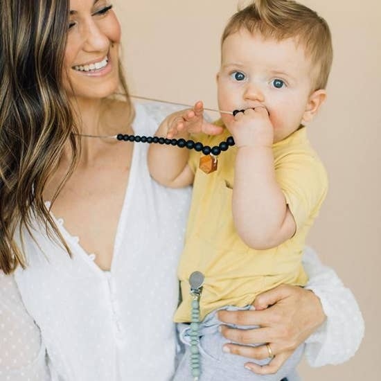 gigibeesshop's tweet image. Stylish teething necklaces are one of the hottest trends in baby products this year!  #teethers #teethingnecklace #siliconeteether #teething #gigibees