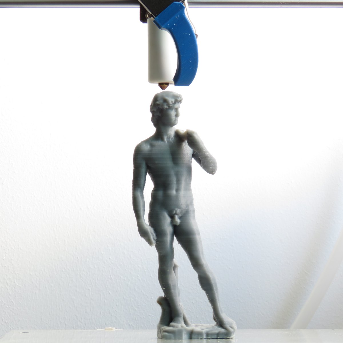 🆗 Appropriate nozzles
---
Although the Lily extruder uses standard M6 nozzles, not all of them work the same. Large inlet nozzles are recommended for good material flow and better performance.
---
Grey sculpture with 3mm inlet nozzle and white/olive with 1.75mm.
---
Michelangelo