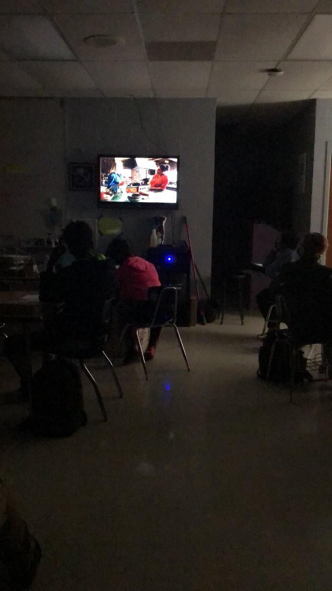 we love learning about salt, fat, acid and heat before we cook our chicken Alfredo! All my high schoolers eyes are glued to tv. When @CiaoSamin eats the raw fish, there are many exclamations!