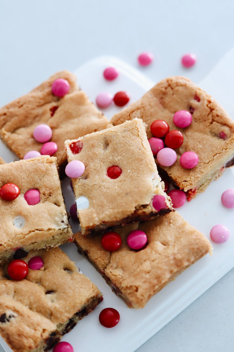 Get the recipe for these delicious cookie bars for Valentine's Day on the blog today!

thegrguide.com/valentines-day…