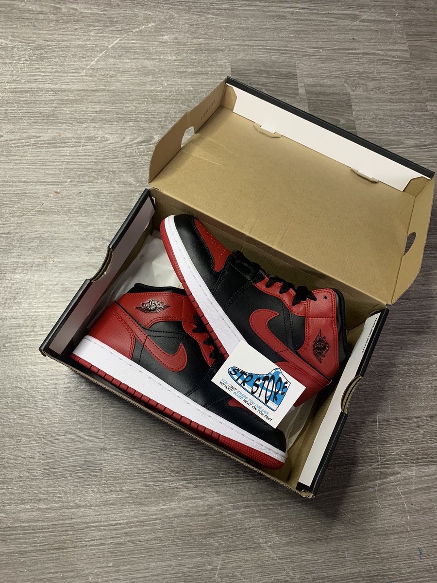 StrStoreUk's tweet image. Jordan 1 mid banned (GS)🔴
More info on ig✅

instagram.com/p/CLE7Hosn14G/…