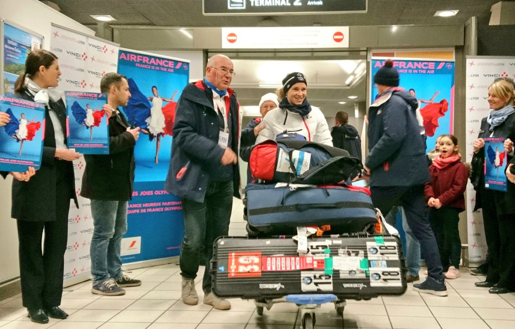 landais_cedric's tweet photo. @FranceOlympique #airfrancelasaga ✈️❤️🇰🇷 🇫🇷#jo2018  L'accueil réservé aux athletes pour leur retour par les équipes #airfrance &amp; de  @lyonaeroports à leur descente de leur vol memorable en provenance de #seoul #PyeongChang2018 🇫🇷✈️💜🇰🇷 https://t.co/glS44xpNUi