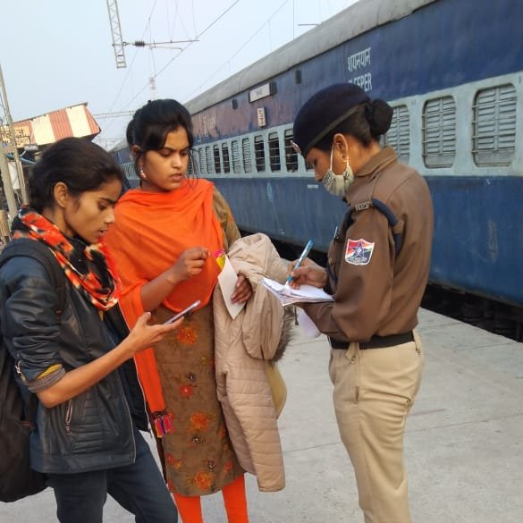rpfpcljn's tweet photo. On 09.02.2021 team #merisaheli attended train no. 02003,02179,02532,01804,05205,02533, and 02229
under meri saheli project and advise passengers to use PSH no. 182 in case of any emergency at lucknow junction station.
#dial182☎️
@dscrpfljn
@rpfner
@RPF_INDIA https://t.co/szByxqQAxF