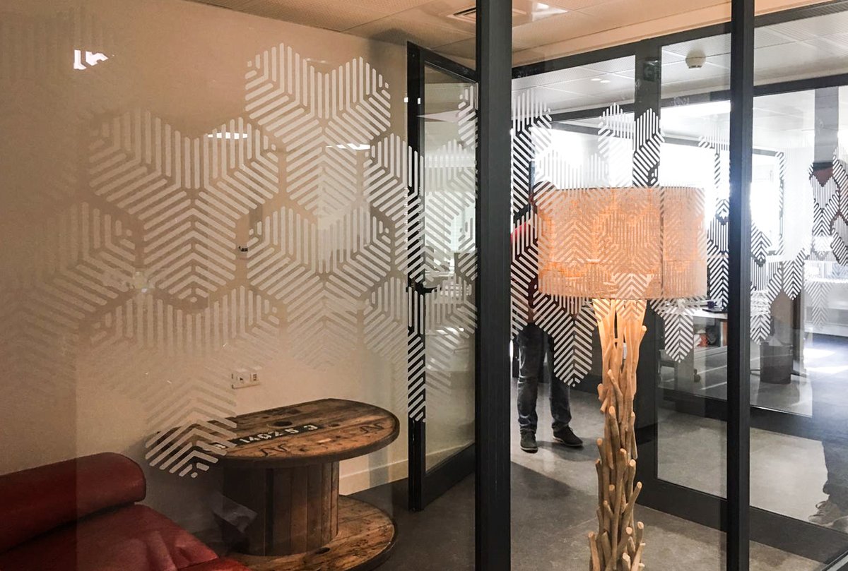 GSDeco1's tweet photo. Utilisation intelligente découpe de delpoli combinant la conception du logo pour créer un écran de confidentialité entre les bureaux pour Trafiparc.

#publicité #identité #graphisme #créationdelogo #identitédentreprise #policedecaractères #signalisation https://t.co/2SxwZSenGV