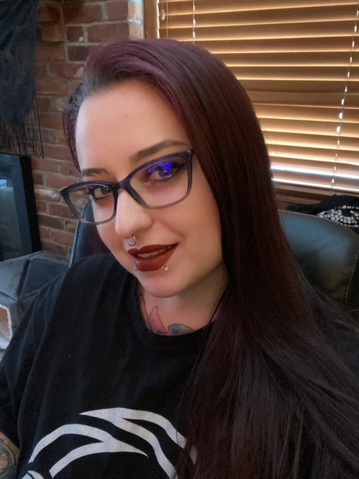 I wear glasses now! https://t.co/pYvYgiT4Qz