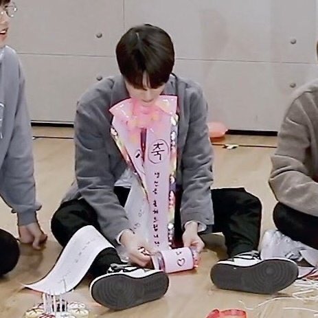 ดูยังไงก่ฉามขวบอะ ยังเปนเด่กเร้กอยุ่เรยเนี้ย