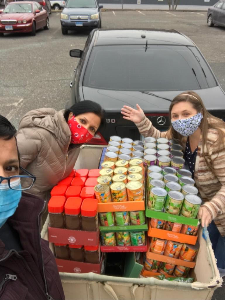 DSSNewsUpdates's tweet photo. #DeraSachaSauda volunteers from the USA distributed ration kits in Simsbury, CT USA, &amp; donated blood. This simple act of generosity grasp smiles on the faces of the underprivileged! Thanks to St Dr. @Gurmeetramrahim Singh Ji Insan for instilling deep spirit. #tuesdaymotivations https://t.co/PKOMK4J4a2