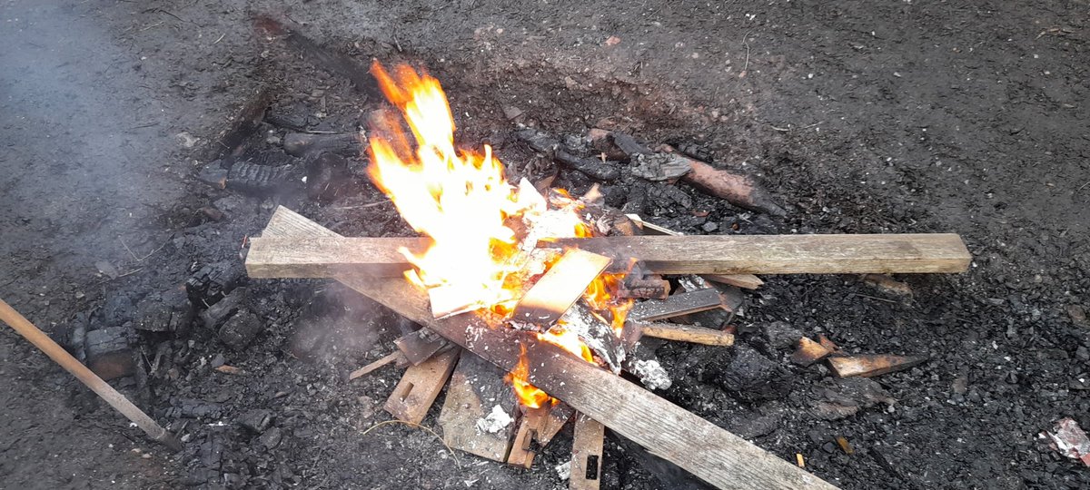 MeridenAPG's tweet image. How cold is it. Doesn't stop play . #coldhands 
# bbbbbrrrrrcold # fire to keep warm