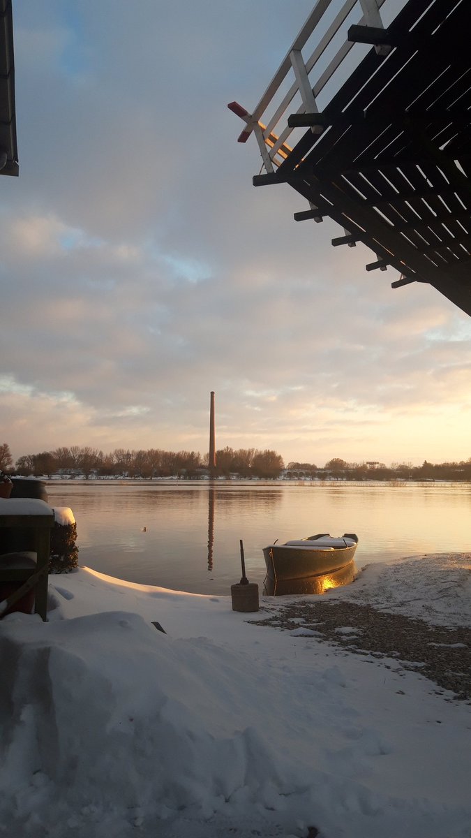 In Veessen bij de molen. Hoog water, sneeuwduinen, de arke Noachs en een lieflijk avondzonnetje. #Fortmond aan de overkant.