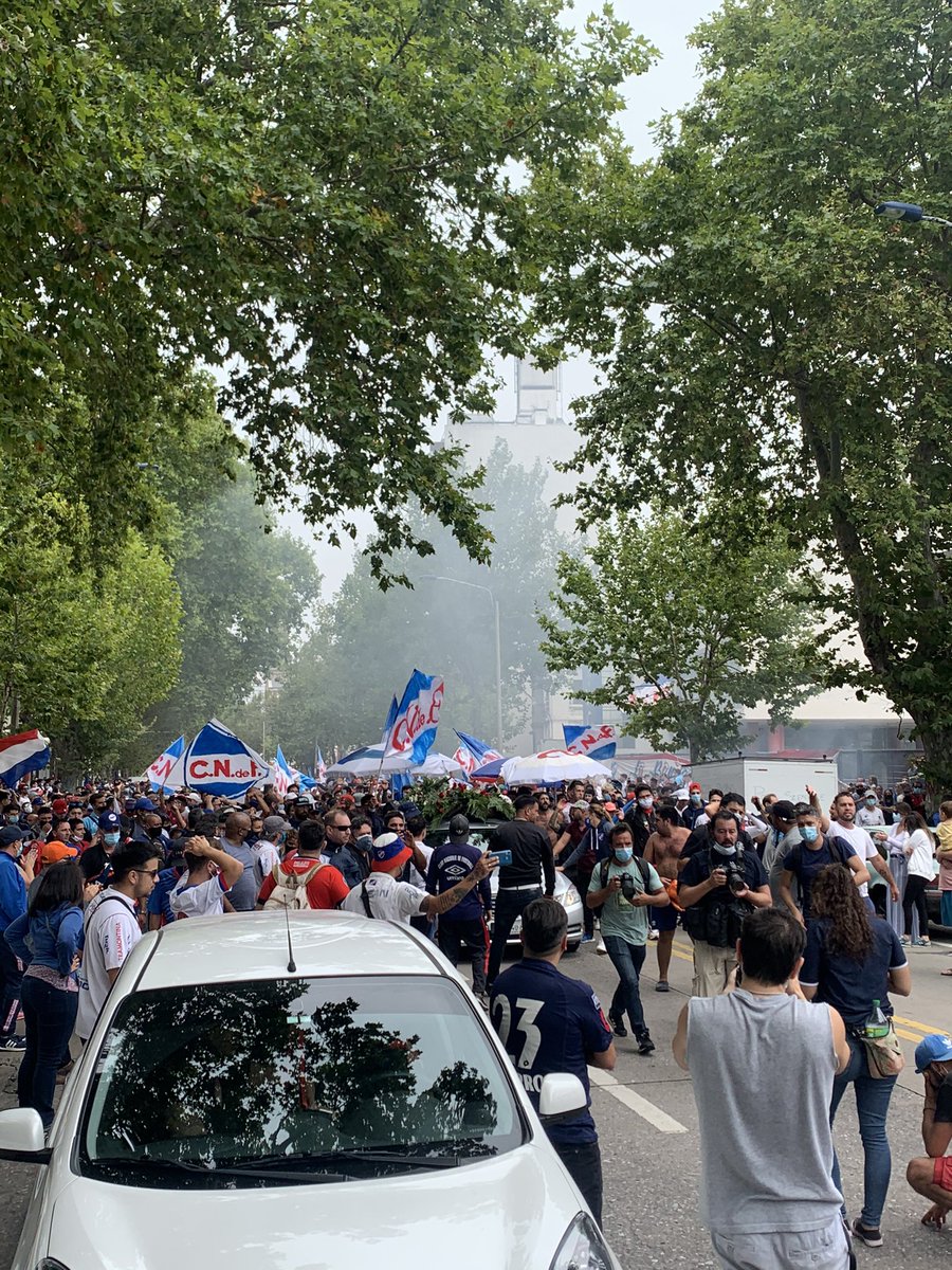 Nacional fans came out in their masses to pay their respects to Morro, wearing their colours and flying their flags. A beautiful tribute and send off.A special mural has also been crafted on the outskirts of Los Céspedes.[mural image via  @ElOtroValentin] #MorroEterno