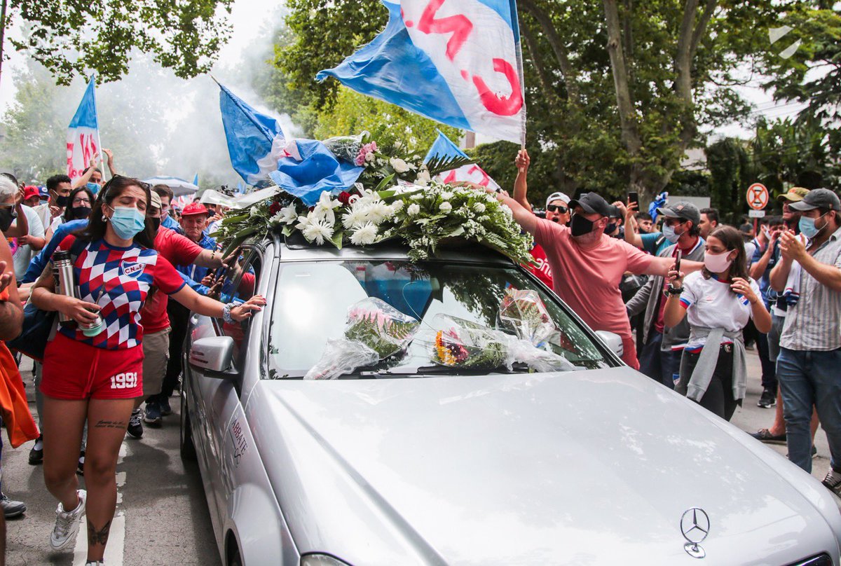 Nacional fans came out in their masses to pay their respects to Morro, wearing their colours and flying their flags. A beautiful tribute and send off.A special mural has also been crafted on the outskirts of Los Céspedes.[mural image via  @ElOtroValentin] #MorroEterno