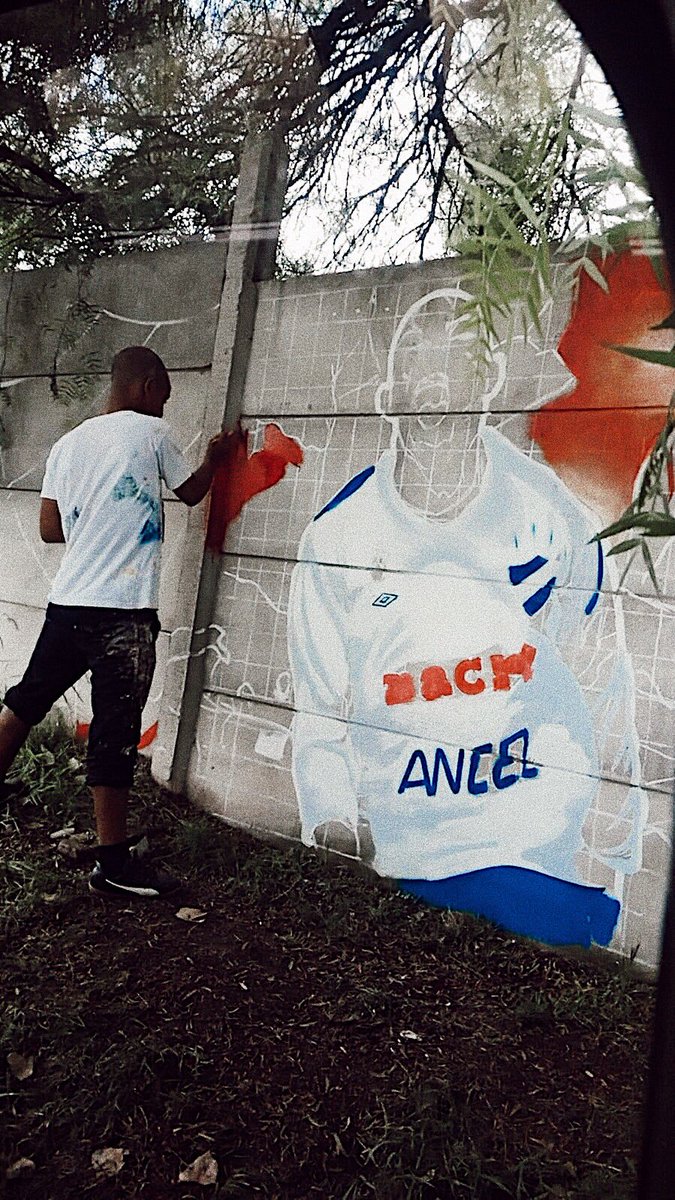 Nacional fans came out in their masses to pay their respects to Morro, wearing their colours and flying their flags. A beautiful tribute and send off.A special mural has also been crafted on the outskirts of Los Céspedes.[mural image via  @ElOtroValentin] #MorroEterno