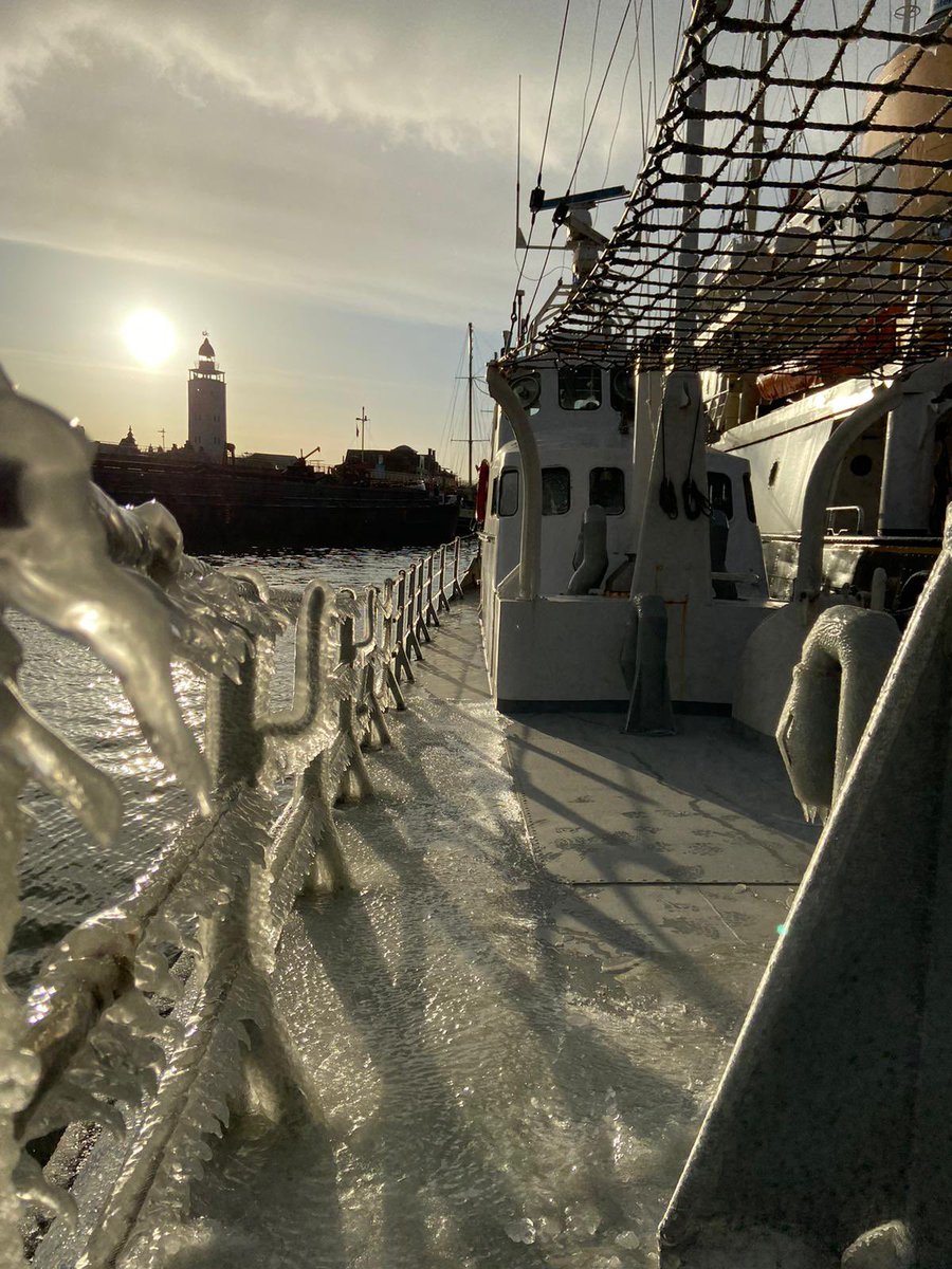 HarlingenKnrm's tweet photo. KNRM Harlingen zet voormalige reddingboot Suzanna weer in ivm ijsgang komende dagen. #omrop #wadden #knrm #scheepvaart https://t.co/CdRzqBXZW1