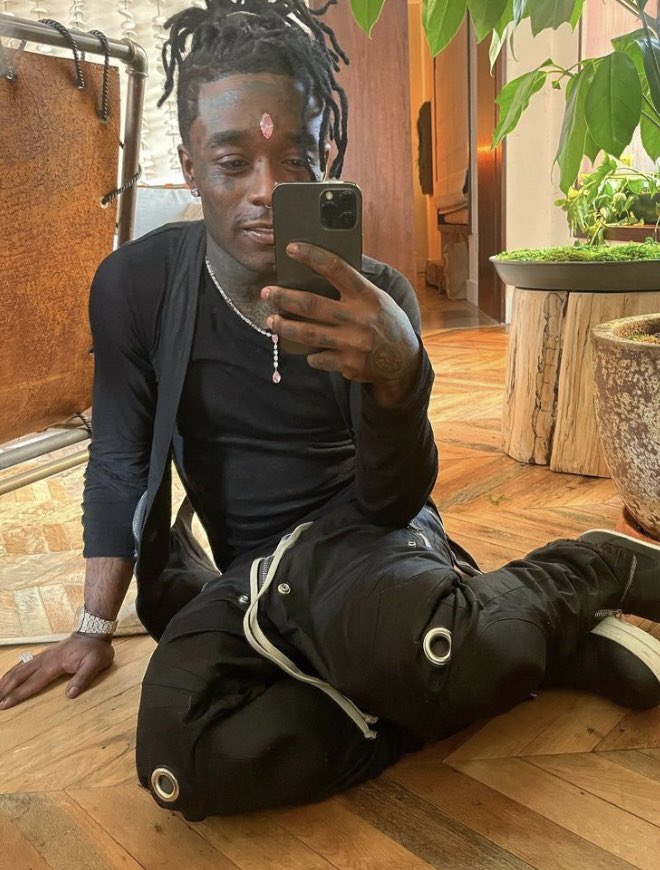 Kulturlesite_'s tweet photo. Lil Uzi Vert souhaite désormais s’implanter une puce cérébrale Neuralink, dès 2022. 

Celle-ci permettrait d’acquérir « la connaissance des Dieux » et l’équivalent des capacités d’un ordinateur. https://t.co/DgldJWTsK9