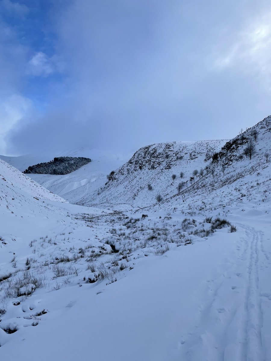 Pablo_Spraffs's tweet photo. #snowstoppingme #snowevenfunny #snowtimelikethepresent good wee jaunt up the hills today, didn’t get what I wanted as the snow was too deep but still got shit done. https://t.co/CmKLX825GV