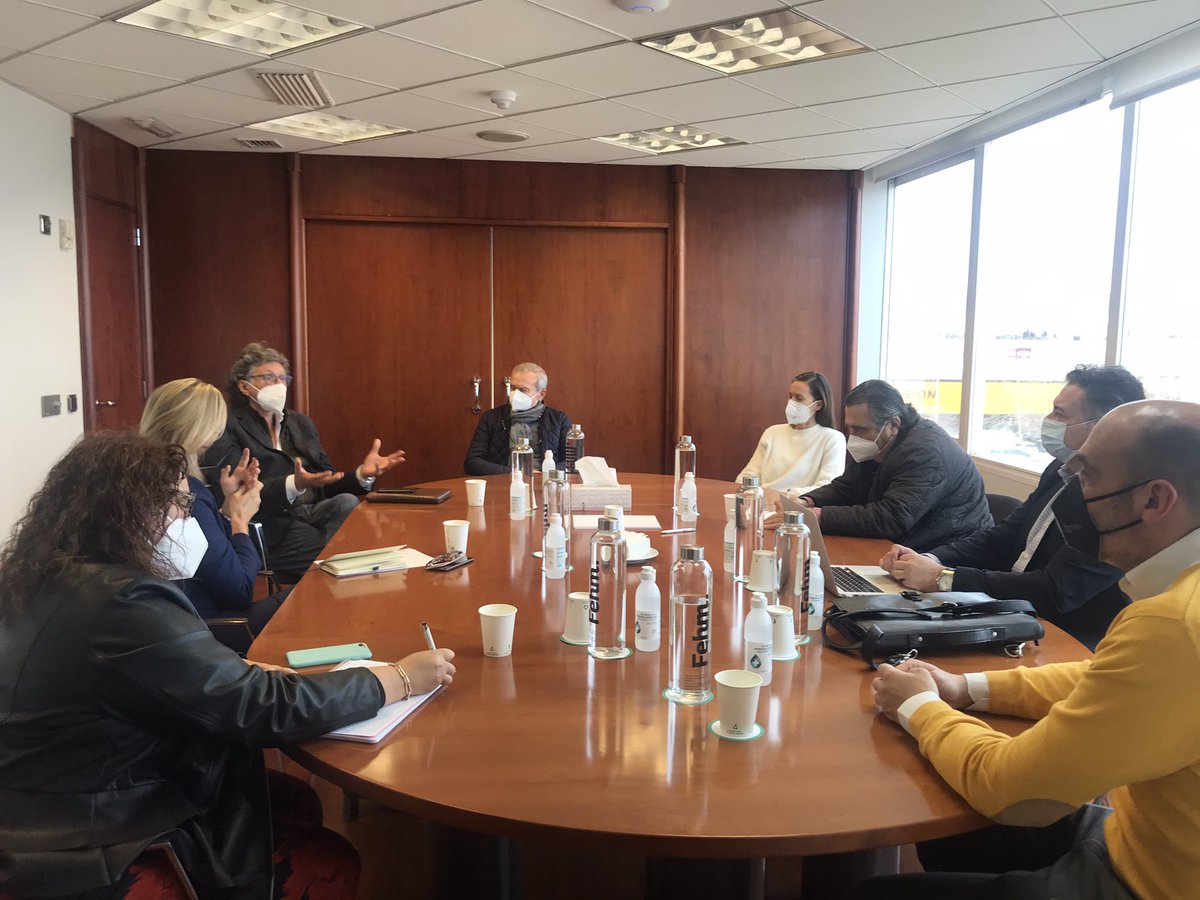 Esta mañana los presidentes de <a href="/fehmallorca/">FEHM</a>#ACH, #MaríaFrontera y <a href="/Gabrielllobera/">Gabriel Llobera P</a> han mantenido un encuentro con el impulsor de la Plataforma Vacunas Salud y Turismo, Miquel Munar, con el que coincidimos completamente en las reivindicaciones respecto a la vacuna antes del verano