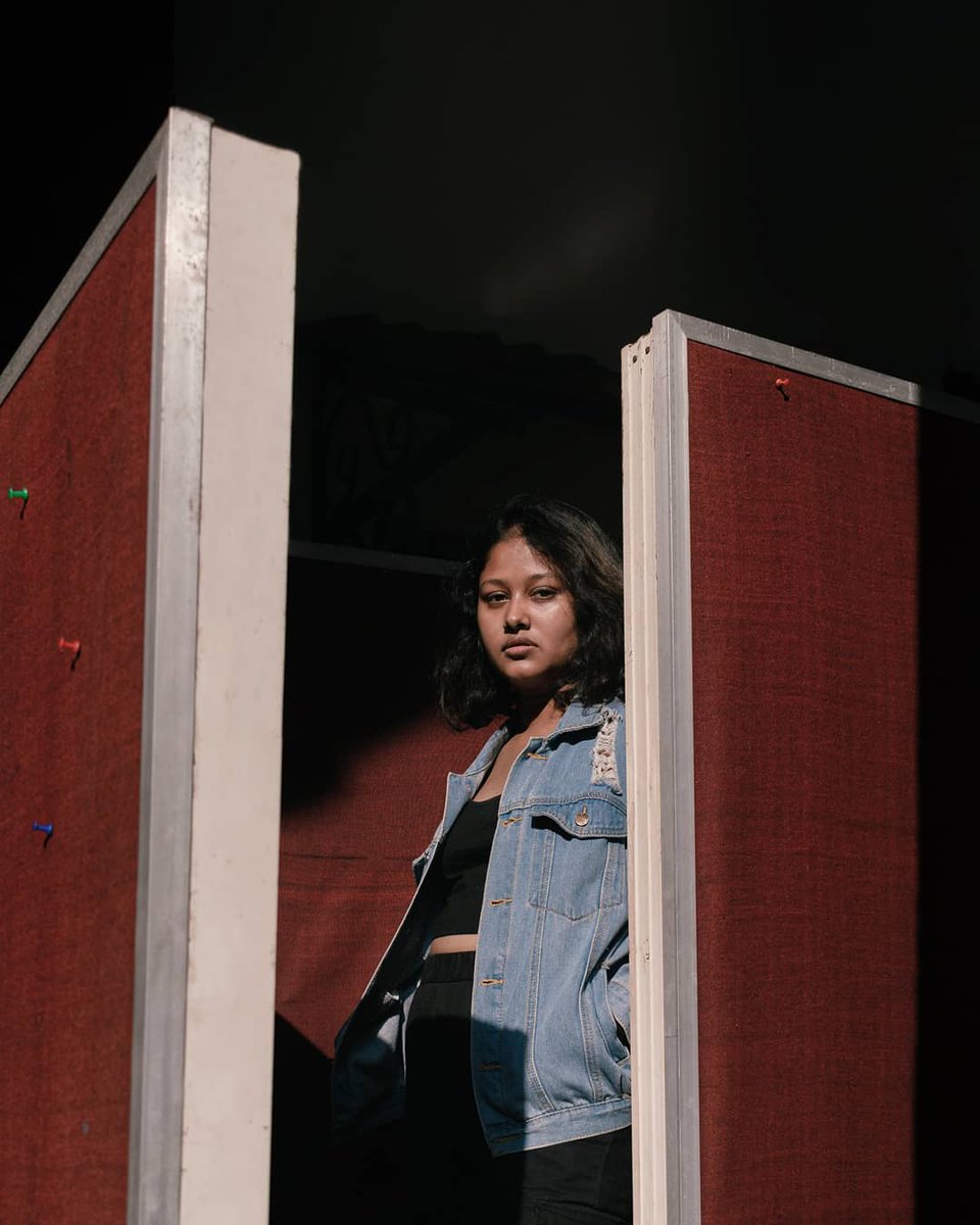clodomgraphy's tweet photo. Out of the Box
Featuring- @tweetwika
- Using hardboard in the college for patterns and let the Sun play its role
#pulpkey #portraitphotography #portraitphotography #fashionframe https://t.co/EHgW7d0ONy