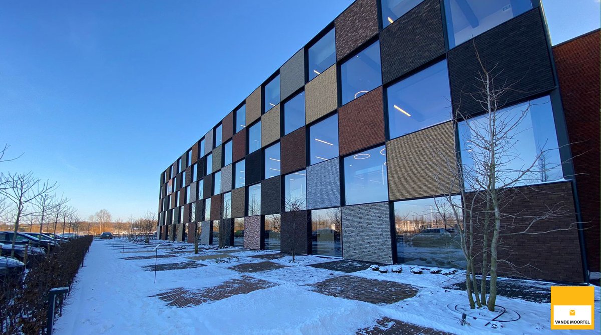 Vande_Moortel's tweet photo. Even in the #snow our new office with outdoor showroom looks very impressive βοΈ
#VMBrickLife #ShapingPlaces #VandeMoortel #NewOffice https://t.co/VgVzuVp9cC