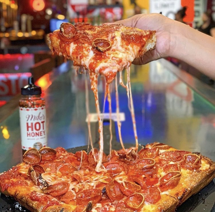 FtLauderdaleMag's tweet photo. Take another little pizza my heart now baby πΆ #NationalPizzaDay π
π·: @thepigandthepie
#fortlauderdale #ftlauderdale #ftl #pizzaday #pizza #thepigandthepie #brgrstop #brgrstopftlauderdale #ftlbeach #fortlauderdalebeach #cheese #cheesey #cheesedrip #pepperoni https://t.co/C7wvq40UQQ