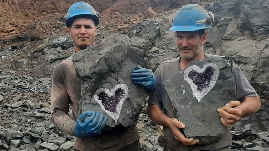 GIAnews's tweet photo. Miners discovered this heart-warming, heart-shaped geode containing amethyst and rock crystal quartz in Uruguay, near the border of Brazil. The company behind the mining expedition has received an offer of US$120,000 for this unique specimen. Courtesy: Uruguay Minerals https://t.co/WUMwWqLUPt
