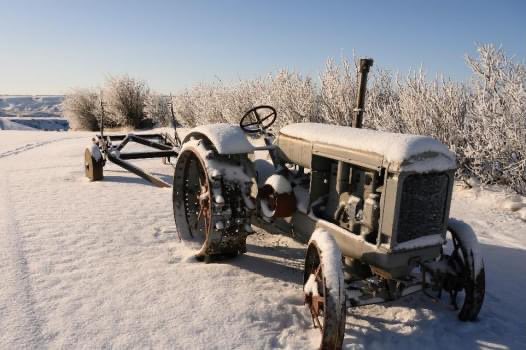 VGTractorCo's tweet image. #Tractortips 💡 It’s important for you to care for your #tractor over the winter months which is why we recommend using an oil that’s designed specifically for colder months.❄️ #VintageTractors #Tractor