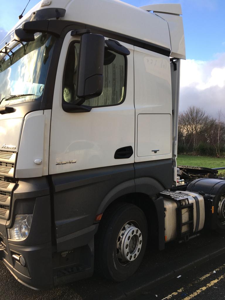CJPteam's tweet photo. Mercedes Actros 2545 6 X 2 Tractor Units with tipping gear and walking floor. Currently on long term hire to one of our valued customers! #transport #demolition #transportation #HIRESERVICES #cjprental #logistics https://t.co/KwF9O9aajW