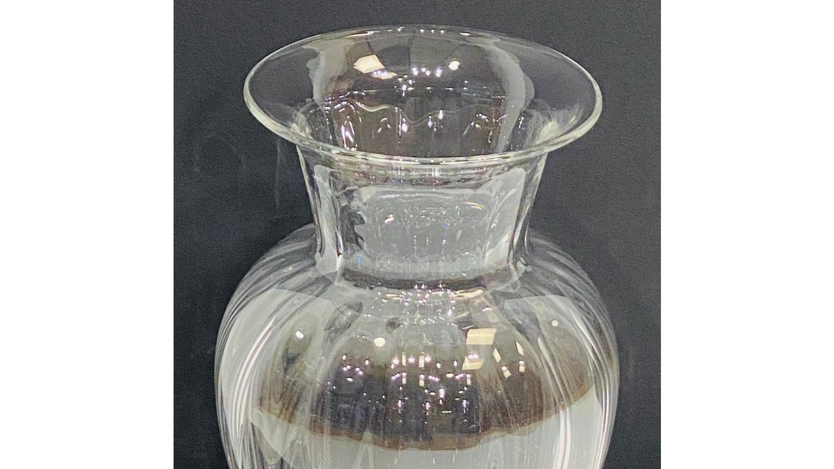 thepaintstorefl's tweet photo. Impress her with @TiffanyAndCo and a #dozenroses this year with this beautiful crystal vase. #ValentinesDay  https://t.co/Nz00xY12Cv https://t.co/6BAtYwcOD2