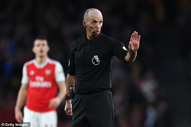  THREAD Regardless of the filthy abuse Mike Dean has received,  #PremierLeague Refs are the WORST in Europe. Here's why: