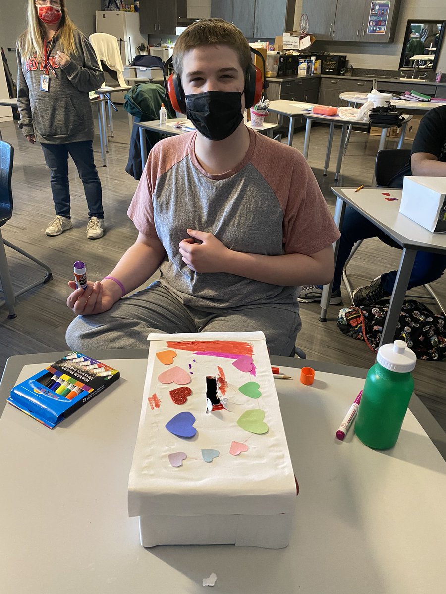 hw_warriors's tweet photo. Mr. Brosky’s class created amazingly beautiful valentine boxes! We can’t wait to add our valentines! #1phasd https://t.co/YEoBvfaqG5