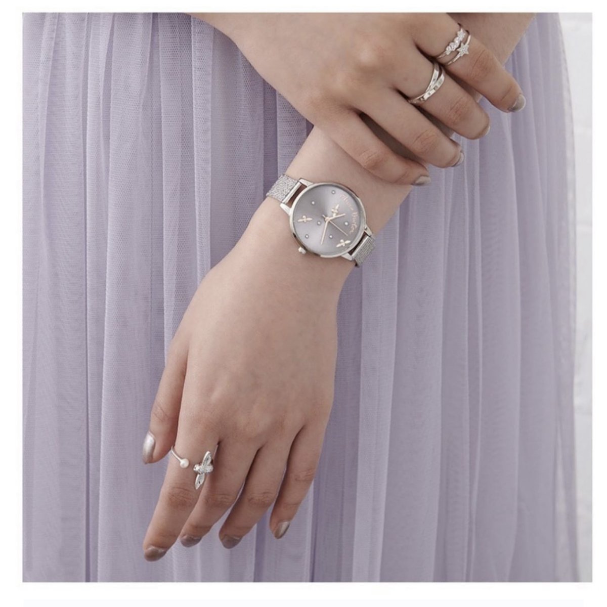 •Pearl Embellished Bee-auty ~ 🐝💛•
•
•Shop Olivia Burton watches - all fit for a Queen (Bee!) •
•#myoliviaburton #oliviaburton #pearlyqueen •
•judithhartjewellers.co.uk/store/olivia-b…