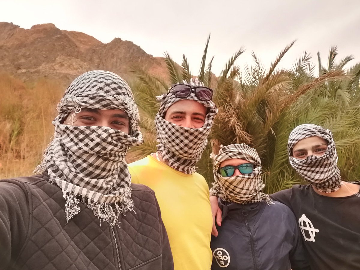 السعادة لا يمكن أن تكون في المال أو القوة أو السلطة..

بل هي في "ماذا نفعل بالمال والقوة والسلطة"