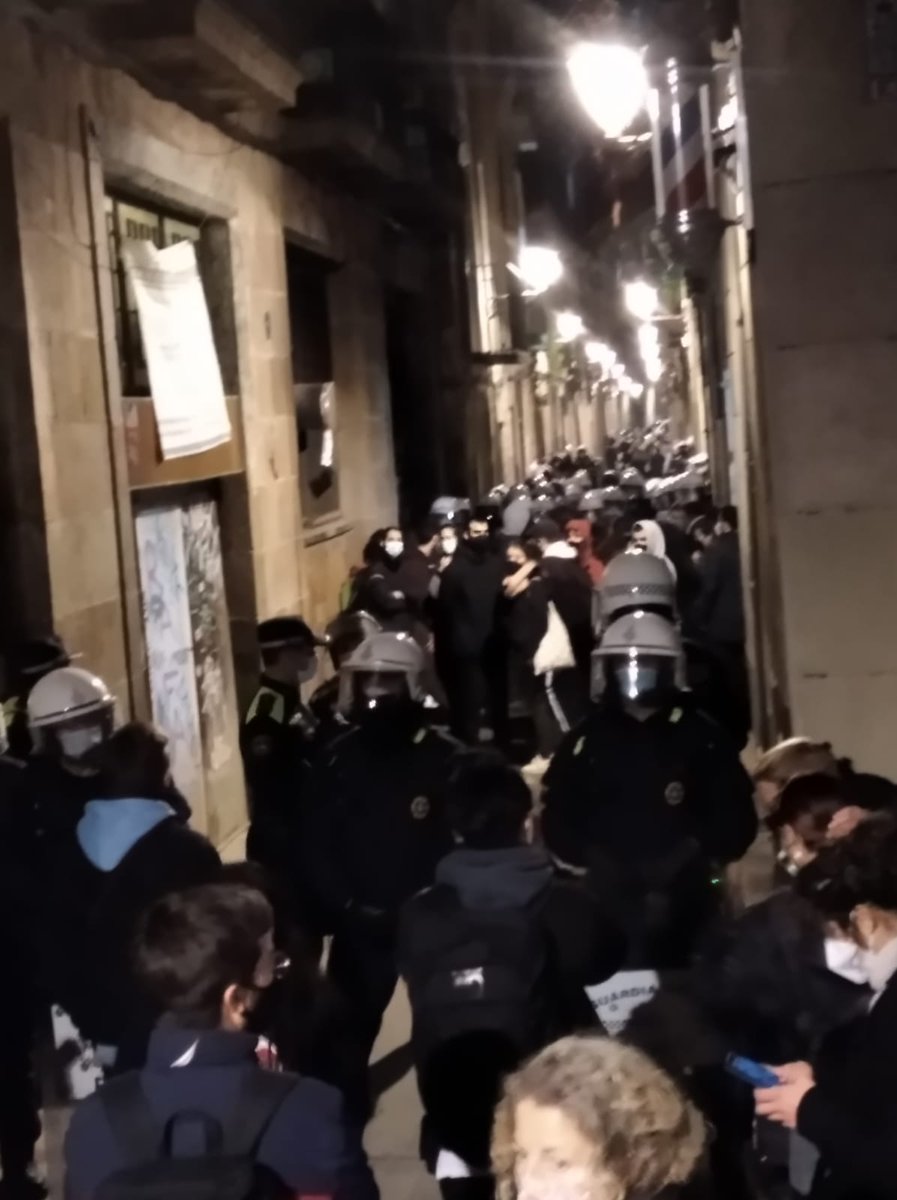 📢 MOLT GREU!! <a href="/mossos/">Mossos</a> ha detingut la parella i ha deixat dos menors sols al pis!! 

CERBERUS, <a href="/mossos/">Mossos</a> i <a href="/GUBBarcelona/">Guàrdia Urbana Barcelona</a> estan desnonant il·legalment una família amb 3 menors al límit del toc de queda!

Necessitem gent al carrer Còdols!