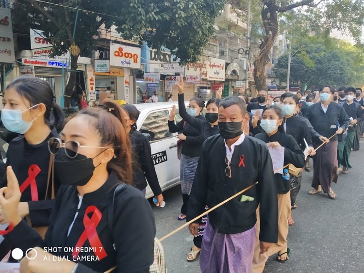 စစ်အာဏာရှင်စနစ် ကန့်ကွက်ဆန္ဒဖေါ်ထုတ်ရာမှ ရှေ့နေများ 

thithtoolwin.com/2021/02/blog-p…