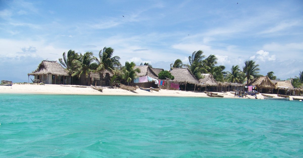 TzikalBeauty's tweet photo. Cayos Cochinos are a group of 2 islands and 13 coral cays 19 miles off the Honduran coast. It gives new meaning to the word remote. There is only 1 (!) eco resort where you can anchor yourself for epic days of snorkeling and general unwinding.
https://t.co/cHD1ajHZEC #ojonoil https://t.co/9xWWCDcSCO