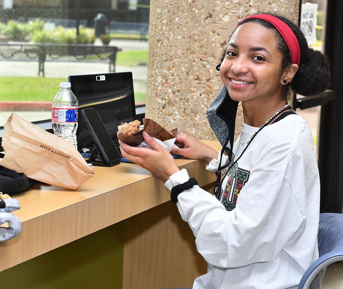 SouthernU_BR's tweet photo. #BluffStuff: We enjoy seeing our students be studious! John B. Cade Library is always a resource on campus when studying, taking a coffee and muffin break, or winding down in between classes. #WeAreSouthern https://t.co/f0MzB5nCYj
