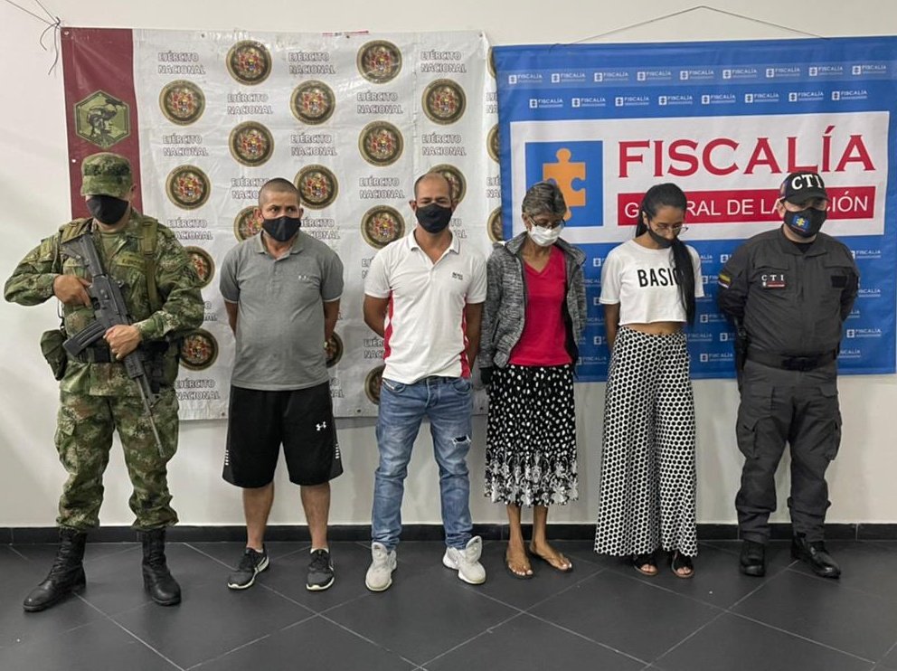 Ejercito_Div5's tweet photo. #EsNoticia| En #Risaralda #BatallónSanMateo #OctavaBrigada y el CTI de la @FiscaliaCol desarticulan grupo delincuencial Olímpo con la captura de 4 sujetos, la incautación de más de 13 kilos de alucinógenos, armas y municiones por más de 77 millones de pesos.
#ContraElNarcotráfico https://t.co/uh0DqTbVjH
